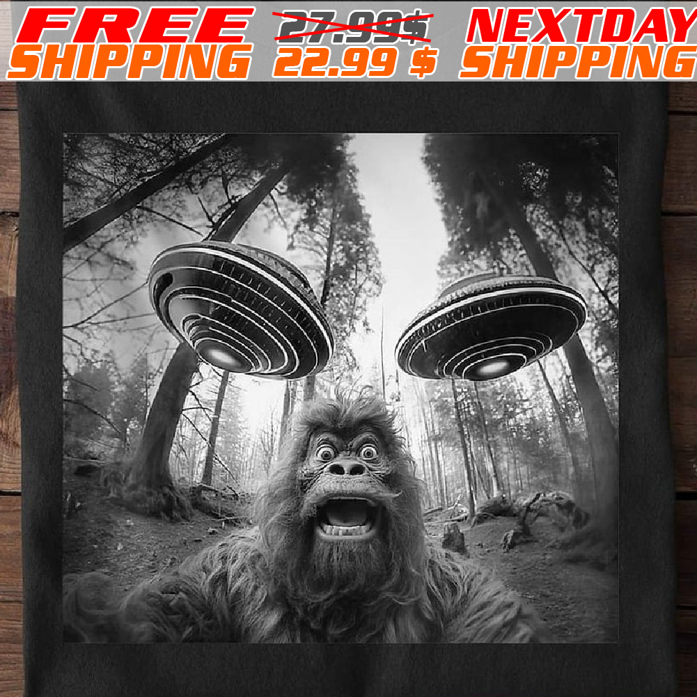 Bigfoot Selfie Sasquatch Alien Ufo Shirt