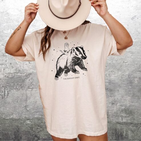 The Badger State Graphic Tee Vintage Wisconsin Souvenir T-Shirt Midwest Retro Animal Shirt