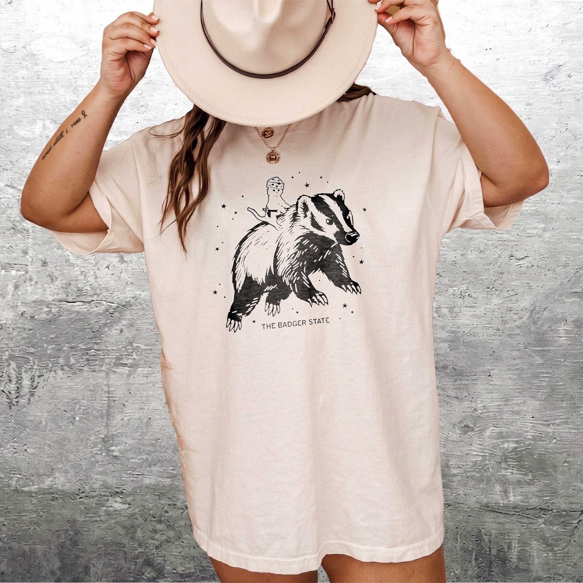 The Badger State Graphic Tee Vintage Wisconsin Souvenir T-Shirt Midwest Retro Animal Shirt