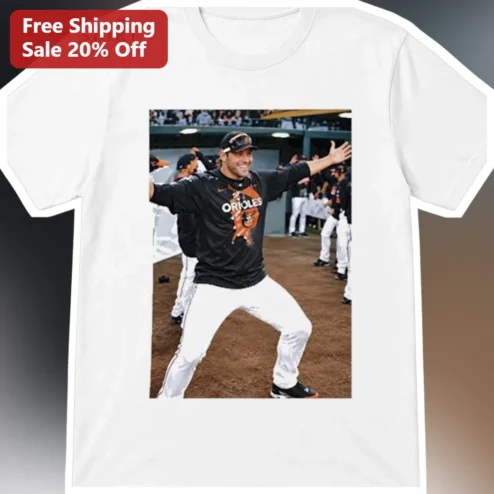 Gunnar Henderson Baltimore Orioles Celebration Photo Graphic Tee for Baseball Fans