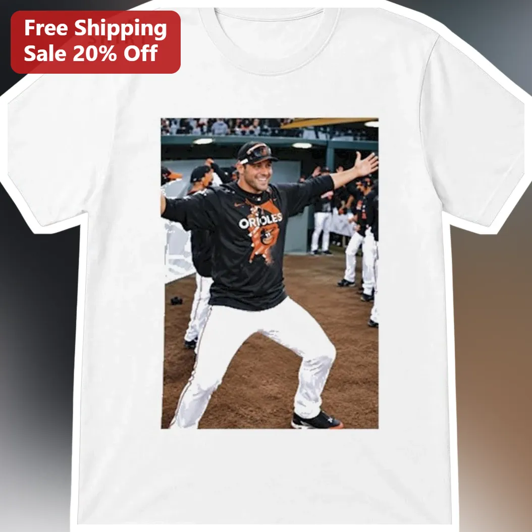 Gunnar Henderson Baltimore Orioles Celebration Photo Graphic Tee for Baseball Fans
