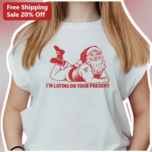 I'M LAYING ON YOUR PRESENT Funny Santa Claus Graphic Tee Holiday Party Gift